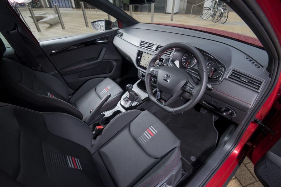 Интерьер Seat Arona FR 2017 года  (UK) (фото 25 из 40)